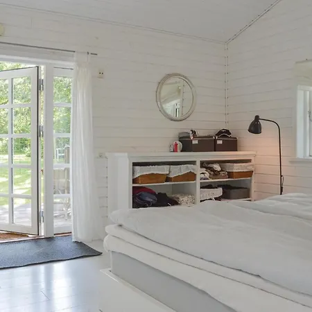 Amazing In W/ 3 Bedrooms Dronningmolle